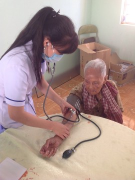 Chương trình khám bệnh, cấp phát thuốc, tặng quà tại xã Đak Som