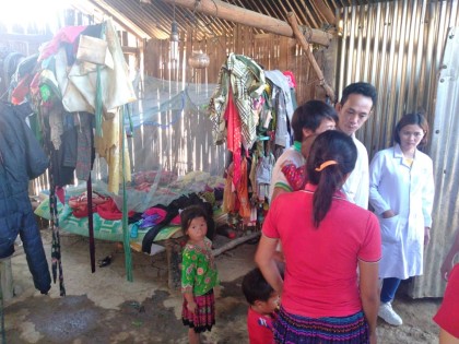 TRAO TẶNG QUÀ CHO GIA ĐÌNH CÓ HOÀN CẢNH KHÓ KHĂN TẠI xã ĐẮK SOM