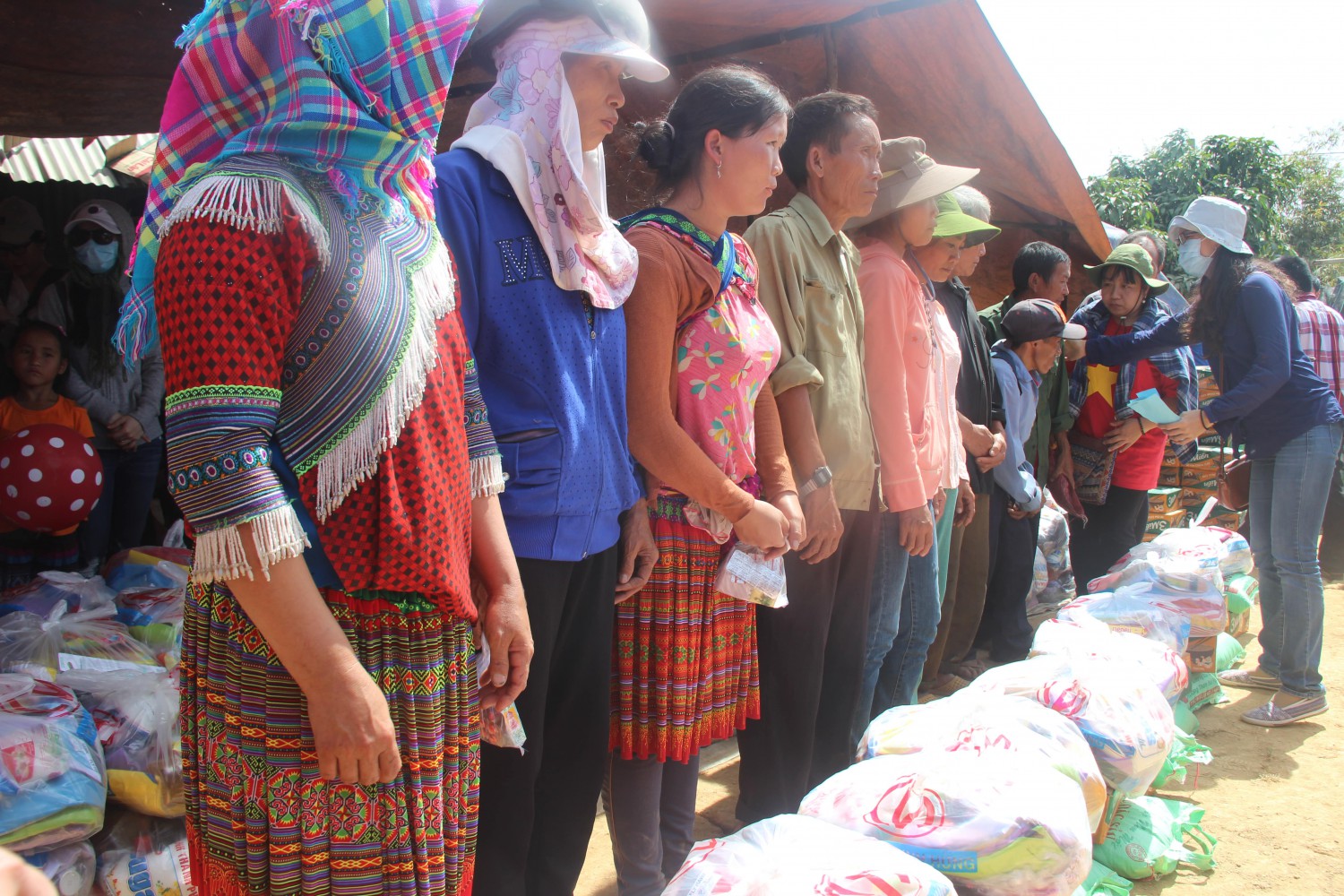 Trao tặng các phần quà cho người dân