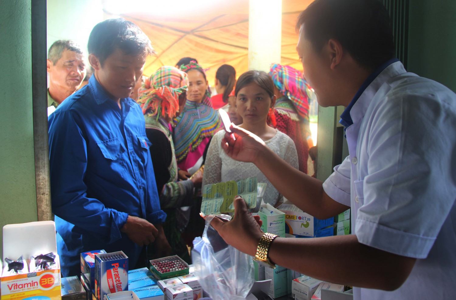 Phát thuốc cho người dân