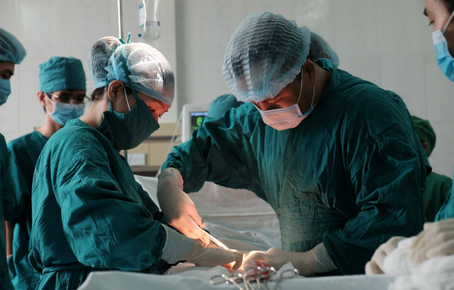 TRIỂN KHAI PHẪU THUẬT CẮT TỬ CUNG VÀ CẮT U NANG BUỒNG TRỨNG BƯỚC CHUYỂN MÌNH NGOẠN MỤC CỦA BỆNH VIỆN ĐA KHOA ĐẮK GLONG