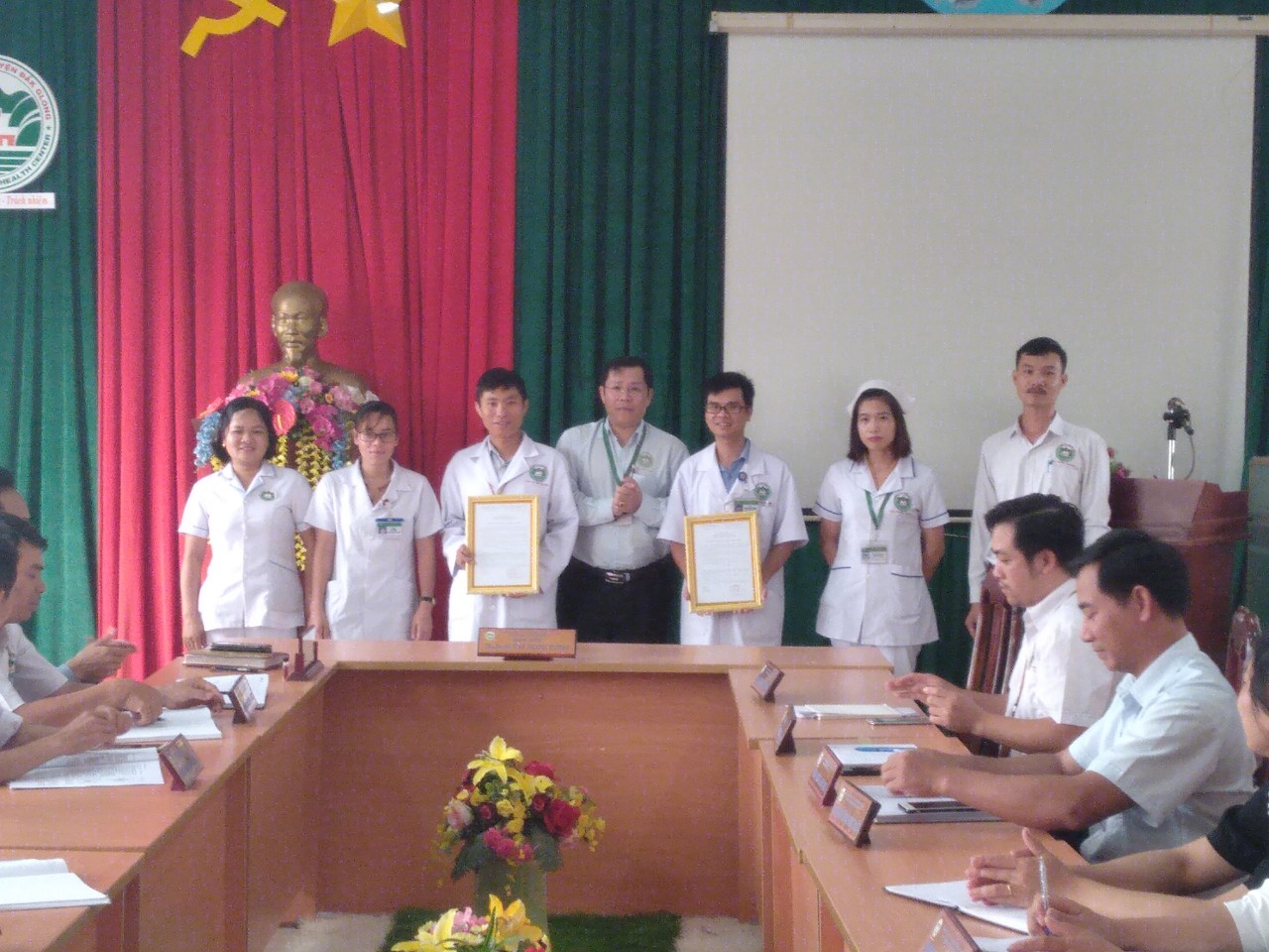 KHEN THƯỞNGT CHO 02 TẬP THỂ CÓ THÀNH TÍCH TRONG CHUYÊN MÔN