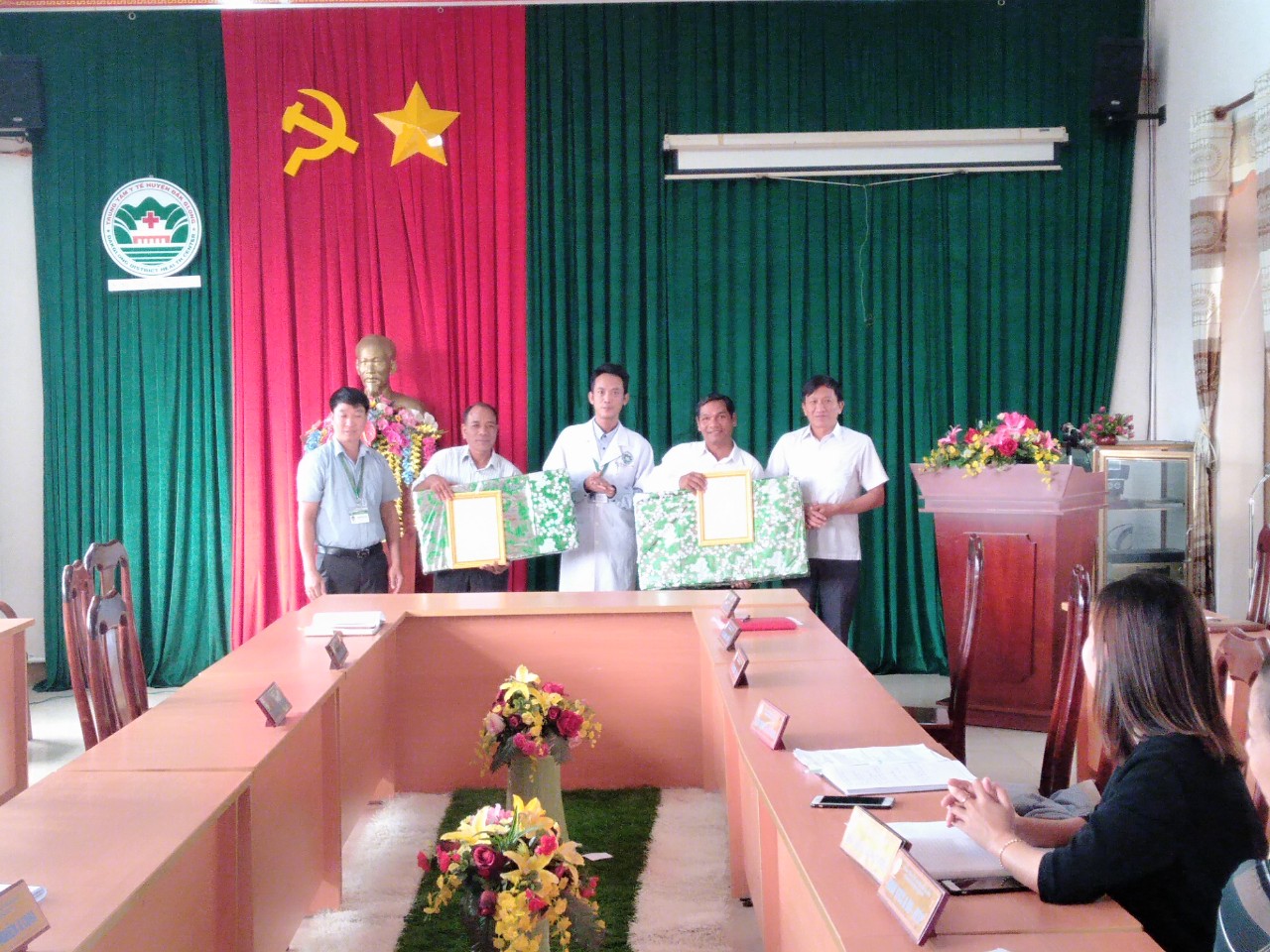 CHIA TAY CÁN BỘ NGHỈ HƯU NĂM 2020