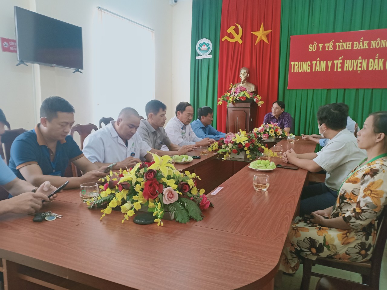 Đồng chí: Nguyễn Văn Thông - Phó Bí thư Huyện Ủy Đắk Glong nhiệm kỳ 2020-2025 đến thăm và làm việc tại Trung tâm Y tế huyện Đắk Glong./.